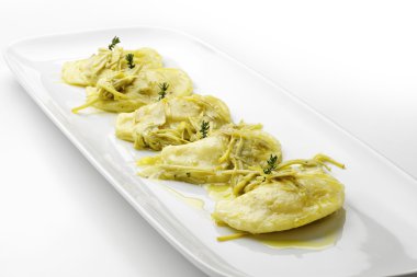 Patates Mantısı ıstakoz ile doldurulmuş ve enginar yemekler takın