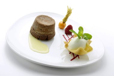 Tartı yumuşak kalp çikolata ve nane dondurma