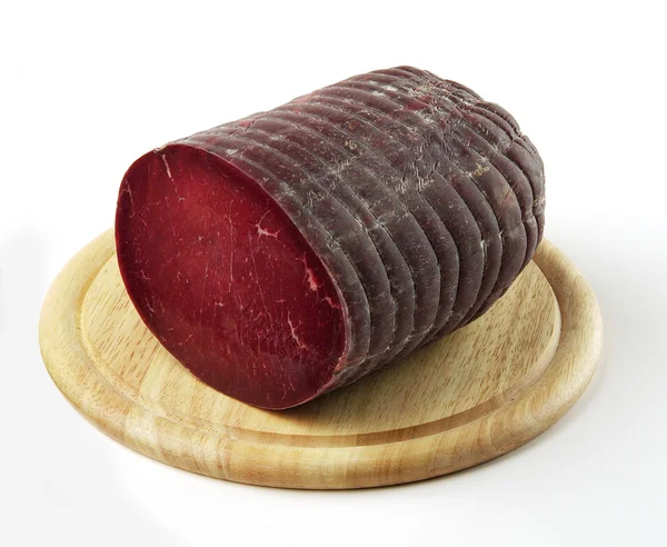 Tábua de corte com salame Bresaola — Fotografia de Stock