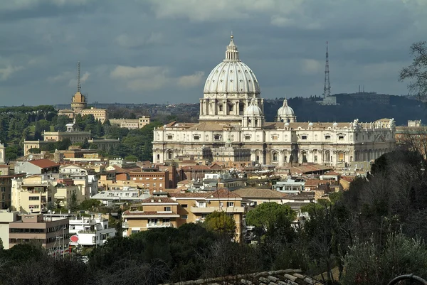 Vista panorámica de Roma abovedada basílica de San Pedro — Foto de Stock