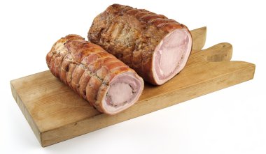 Porchetta kesme tahtası üzerinde domuz rostosu füme