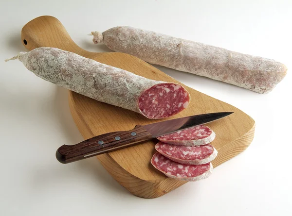 Salame affettato sul tagliere — Foto Stock