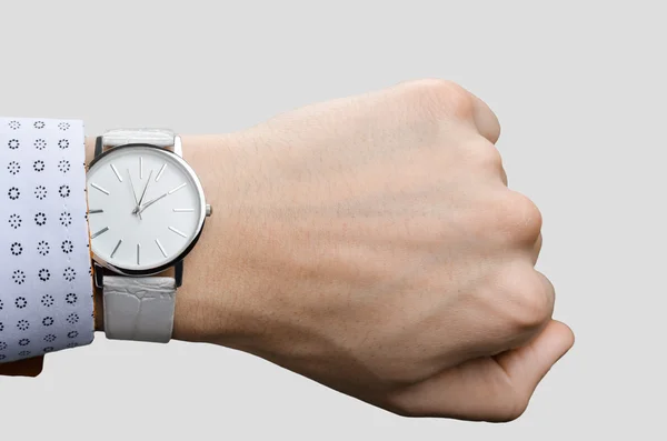 Стильні білі наручні годинники на руці бізнесмен — стокове фото