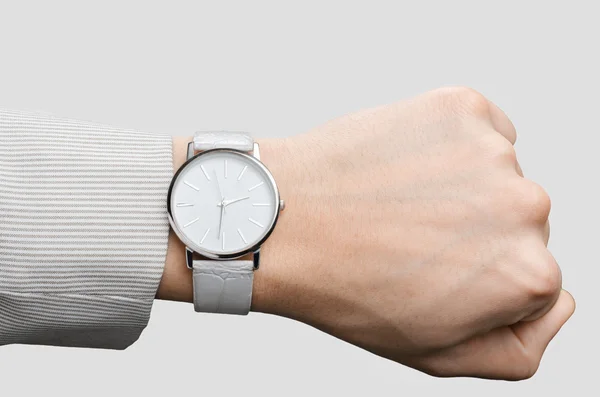 Relógios de pulso brancos elegantes no homem de negócios mão — Fotografia de Stock