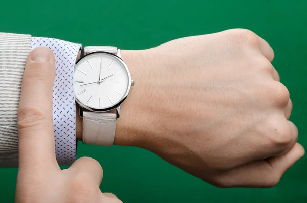 Elegante weiße Armbanduhren an der Hand Geschäftsmann — Stockfoto