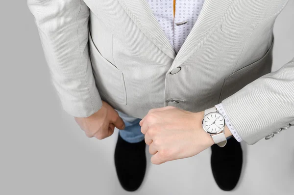 手のビジネスマンにスタイリッシュな白い腕時計 ロイヤリティフリーのストック画像