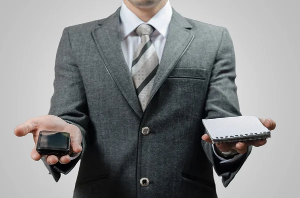 Geschäftsmann im Anzug mit Gerät und Notizbuch — Stockbild Geschäftsmann im Anzug mit Gerät und Notizbuch — Stockfoto