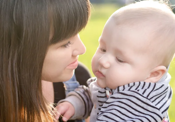 Joven madre jugando con el bebé — Foto de Stock