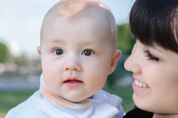 Young mother playing with baby — Stock Photo, Image