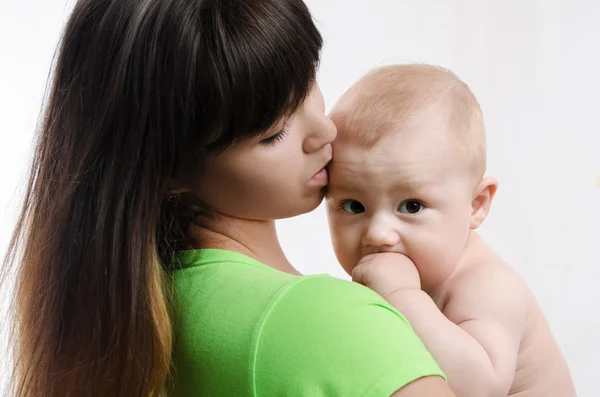 Joven madre besando a su bebé — Foto de Stock