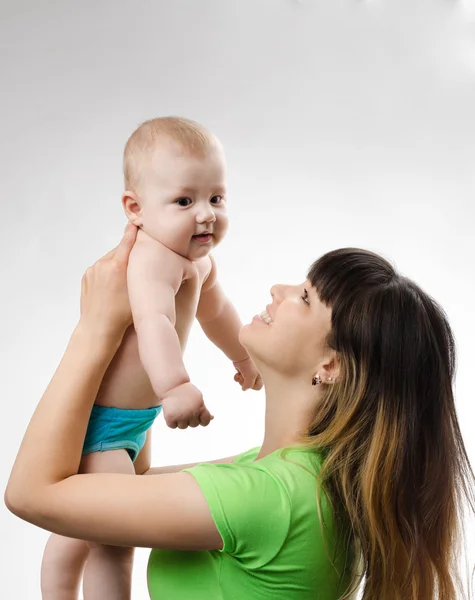 Joven madre jugando con el bebé — Foto de Stock