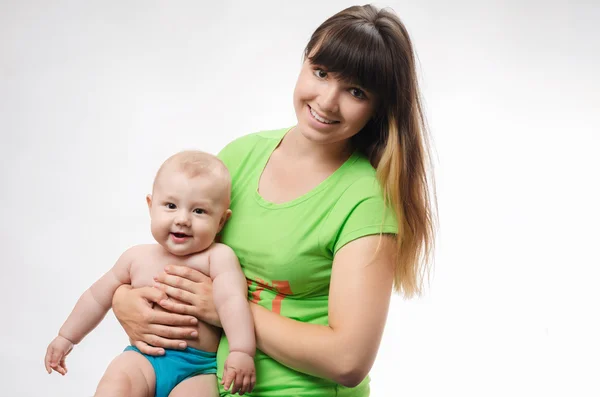 Joven madre jugando con el bebé — Foto de Stock