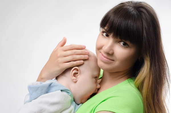 Joven madre jugando con el bebé — Foto de Stock