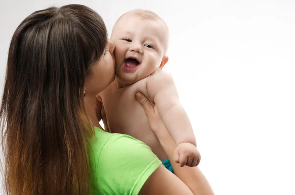 Joven madre jugando con el bebé — Foto de Stock