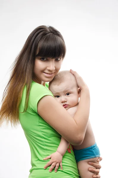 Joven madre jugando con el bebé — Foto de Stock