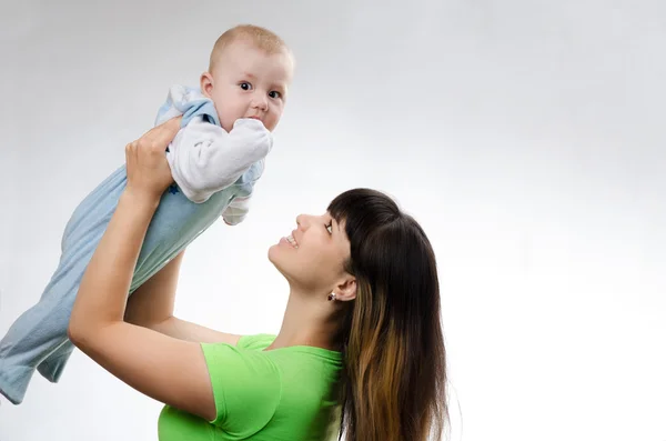 Joven madre jugando con el bebé — Foto de Stock