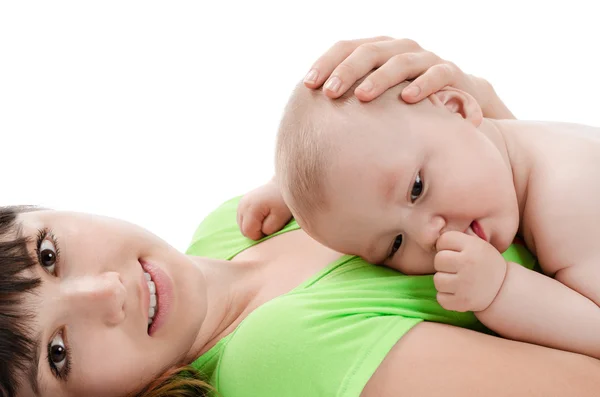 Bebé está en el pecho de su madre y chupa su dedo — Foto de Stock