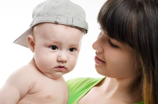 Retrato de una joven madre con su bebé — Foto de Stock