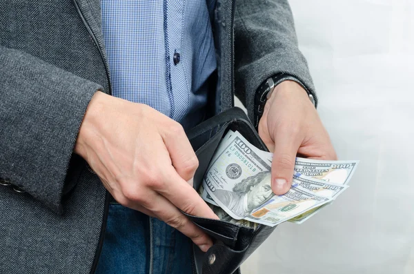 Dolar ve eller erkek cüzdan — Stok fotoğraf
