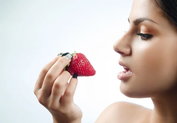 Sexy dívka se jíst jahody — Stock fotografie