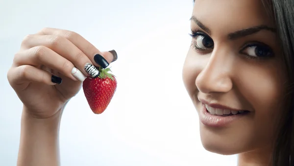 Usměvavá brunetka v ruce drží jahody — Stock fotografie