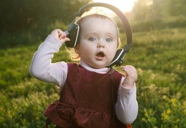 Çocuk kulaklıklar müzik dinlemek