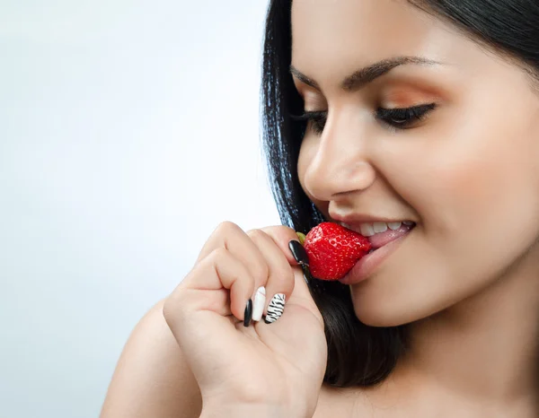 Sexy dívka jíst jahody — Stock fotografie