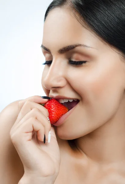 Sexy dívka jíst jahody — Stock fotografie