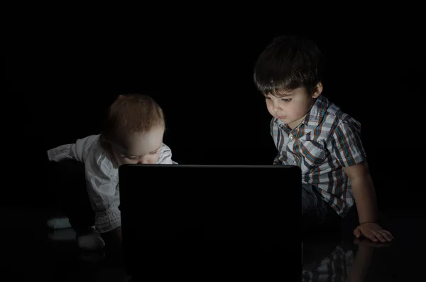 Small children look into the computer — Stock Photo, Image