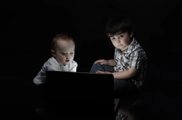 Malé děti se do počítače — Stock fotografie