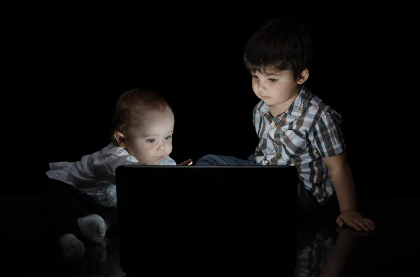 Malé děti se do počítače — Stock fotografie