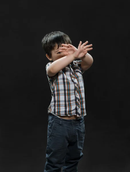 Jonge jongen heeft betrekking op zijn gezicht — Stockfoto