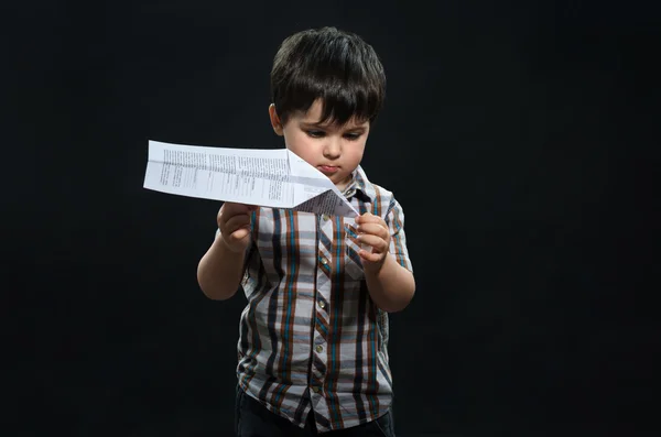 Kleine jongen met een papieren vliegtuigje — Stockfoto