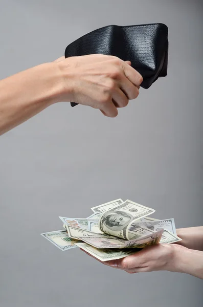 Te onttrekken geld uit een portemonnee te betalen — Stockfoto