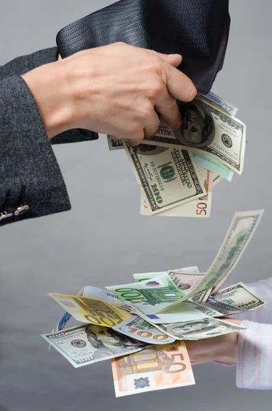 Para ödemek için bir çantasından dokunarak — Stok fotoğraf
