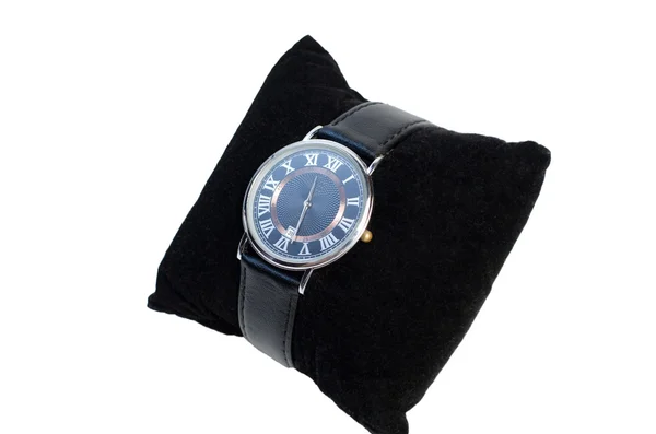 Reloj de pulsera en la almohada — Foto de Stock