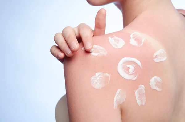 Sunblock on the shoulder of a young woman — Stock Photo, Image