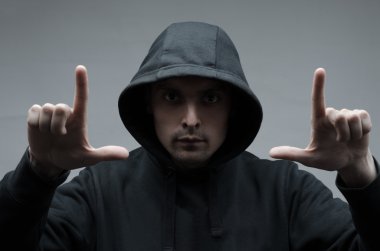 Gölgelerdeki adam