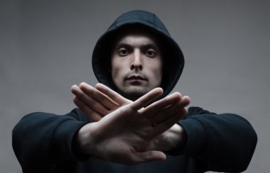Gölgelerdeki adam