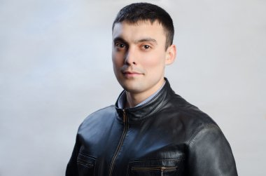 genç erkek deri ceket