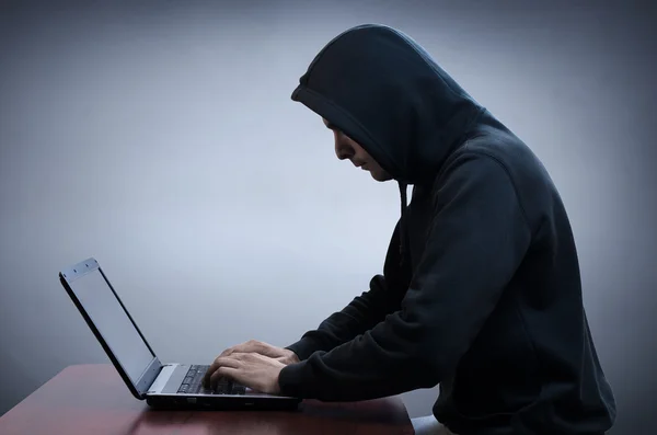Хакер краде дані з комп'ютера — стокове фото