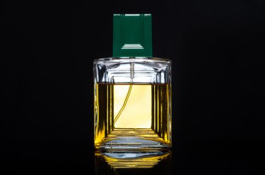 erkek parfüm şişesi siyah bir zemin üzerine