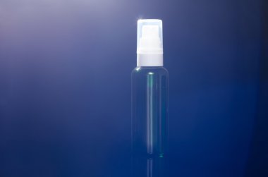 yeşil şişe sıvı ile