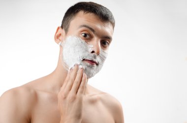 genç adam, yüzünde traş jeli smear