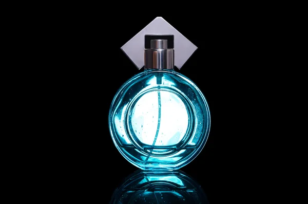 Garrafa de perfume masculino em um fundo preto — Fotografia de Stock