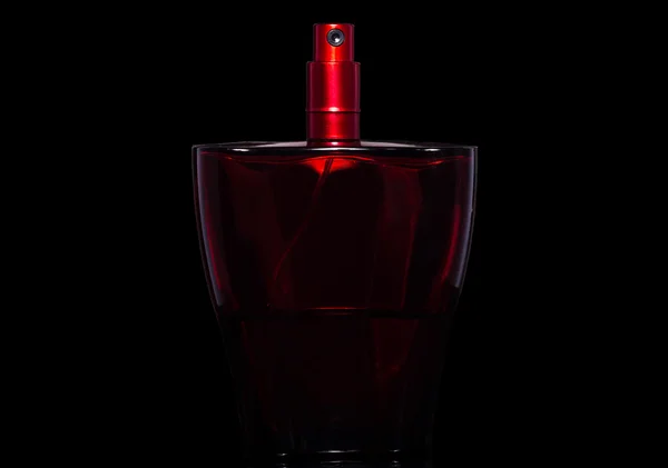 Чоловіча пляшка парфумів на чорному фоні — стокове фото