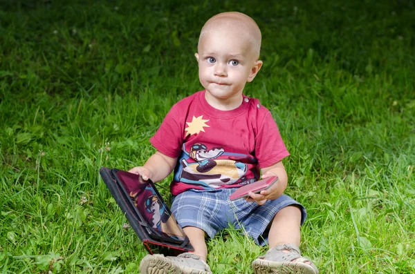 Malý chlapec s tabletou — Stock fotografie