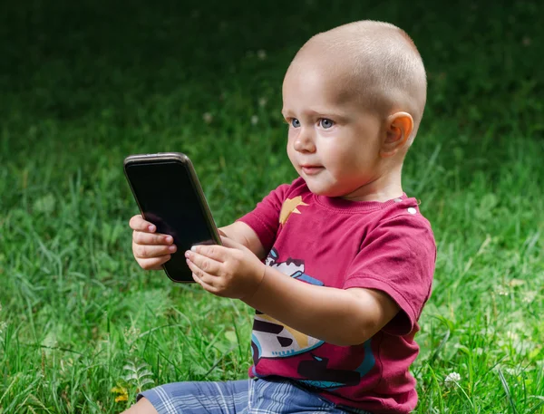 Μικρό αγόρι με ένα smartphone στα χέρια — Φωτογραφία Αρχείου