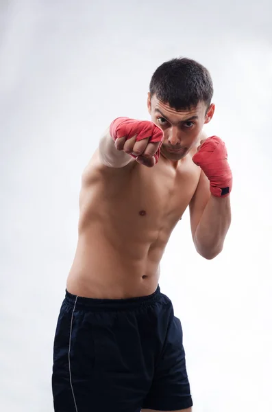 Forte jovem boxeador masculino — Fotografia de Stock