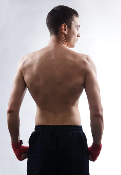 较强的年轻男性拳击手的后方的看法 — 图库照片